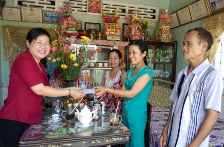 Bà Nguyễn Thị Minh Trang- Tỉnh ủy viên, Chủ tịch Hội LHPN tỉnh thăm hỏi, tặng quà gia đình hội viên phụ nữ dân tộc xã Tân Mỹ. 