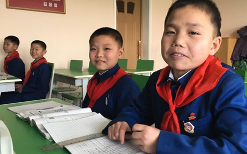 Học sinh tại trường dành cho trẻ mồ côi, ở Bình Nhưỡng (Triều Tiên). Ảnh: CNN.