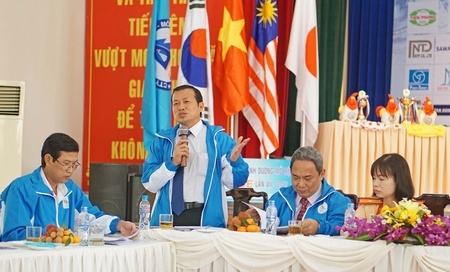 Ông Ngô Văn Lui- Phó Tổng giám đốc Công ty CP nước Môi trường Bình Dương trả lời báo chí tại buổi họp báo.