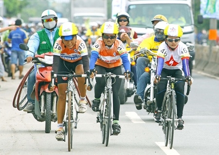  Hai tay đua trẻ của Vĩnh Long (trái sang) tại mùa giải nữ 2016.