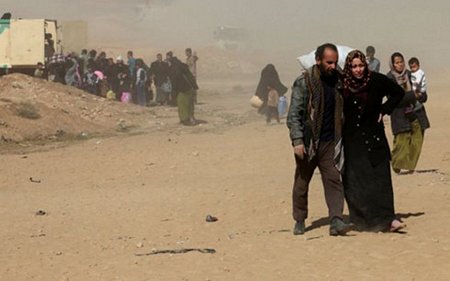 Dân thường chạy khỏi vùng chiến sự ở Tây Mosul. Ảnh: AP.