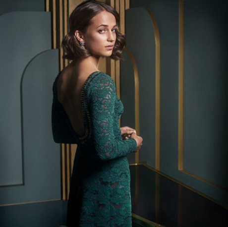 Alicia Vikander vừa khoe gương mặt yêu kiều cùng vóc dáng quyến rũ trên tạp chí Vanity Fair.