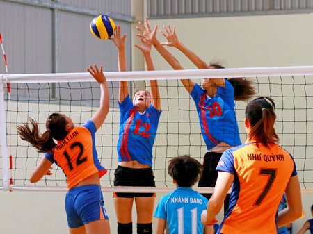 Pha tranh bóng trong trận THVL (áo xanh) gặp Đắk Lắk