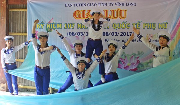 Các nữ quân nhân, công nhân viên Nhà máy X55 Hải Quân giao lưu với tiết mục múa ca ngợi tình yêu biển đảo. 