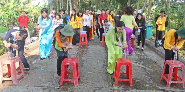  Hào hứng với trò chơi “Tiếp tế lương thực” 