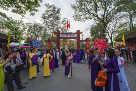 Ngày mới thành lập, trường mang tên Đồng Khánh. Lễ đặt viên đá đầu tiên xây dựng ngôi trường diễn ra vào ngày 15/7/1917, với sự hiện diện của Vua Khải Định. Đây cũng từng là ngôi trường nữ đầu tiên và duy nhất dành cho nữ sinh cả 13 tỉnh Trung Kỳ bấy giờ đến học. 