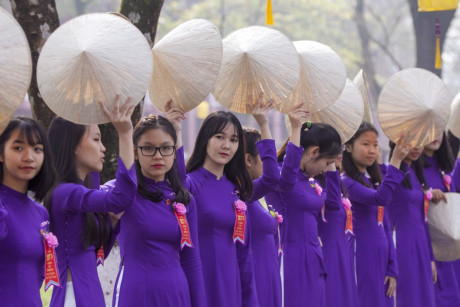 Ngoài việc học văn hóa và nữ công gia chánh (may vá, thêu thùa, làm bánh, làm mứt...), nữ sinh Đồng Khánh còn được học cách nuôi con, cách quản lý gia đình, được rèn luyện phong cách người con gái có học thức, có giáo dục, giản dị, trang nhã, lịch sự, khiêm tốn, tế nhị trong giao tiếp và một số môn học cơ bản về cứu thương. 