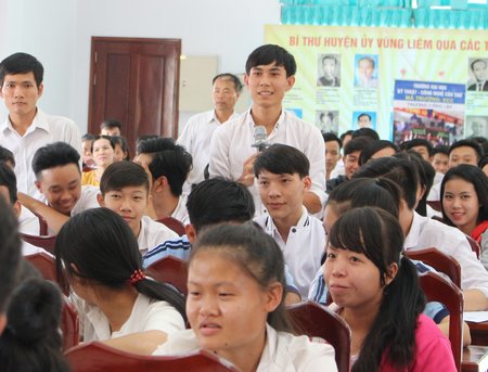 Ngoài những câu hỏi về ngành nghề, học sinh nên hỏi về mức học phí ngành mình định xét tuyển.