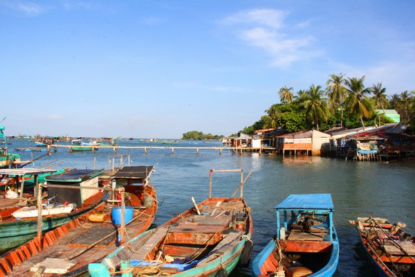 Bến cảng tấp nập tàu thuyền đón du khách đến với quần đảo Hải Tặc hoang sơ, quyến rũ với những câu chuyện xưa rất hấp dẫn.