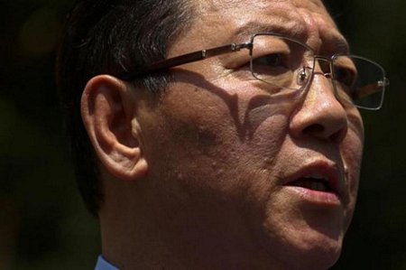 Malaysia đề nghị Đại sứ Triều Tiên rời nước này trong vòng 48 giờ Ngày 4/3, hãng tin Reuters của Anh đưa tin Malaysia tuyên bố sẽ trục xuất Đại sứ Triều Tiên Kang Chol. Malaysia ngày 4/3 yêu cầu Đại sứ Triều Tiên Kang Chol rời khỏi nước này. Quyết định của Malaysia có thể khoét sâu thêm những căng thẳng giữa hai quốc gia liên quan đến cái chết của một công dân Triều Tiên có hộ chiếu mang tên Kim Chol tại sân bay quốc tế Kuala Lumpur hôm 13/2 vừa qua.    Đại sứ Triều Tiên tại Malaysia Kang Chol. Ảnh: Reuters. Phía Malaysia cho rằng người đàn ông này thực chất là Kim Jong-nam, anh trai cùng cha khác mẹ của nhà lãnh đạo Triều Tiên Kim Jong-un. Trong một tuyên bố, Bộ Ngoại giao Malaysia nêu rõ: “Đại sứ Kang Chol là một nhân vật không được hoan nghênh”, đồng thời yêu cầu ông này rời Malaysia trong vòng 48 giờ. Trong một tuyên bố đưa ra tháng trước, ông Kang Chol bày tỏ không tin tưởng vào kết quả điều tra của Malaysia liên quan đến cái chết của công dân Triều Tiên, đồng thời cáo buộc nước này có những kết luận điều tra 