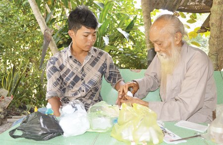 Ông Đền bó thuốc cho Chau Rit