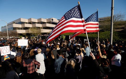 Người dân tham gia cuộc tuần hành ủng hộ Tổng thống Mỹ Donald Trump ở Beverly Hills, California, hôm 24/2. Ảnh: Reuters