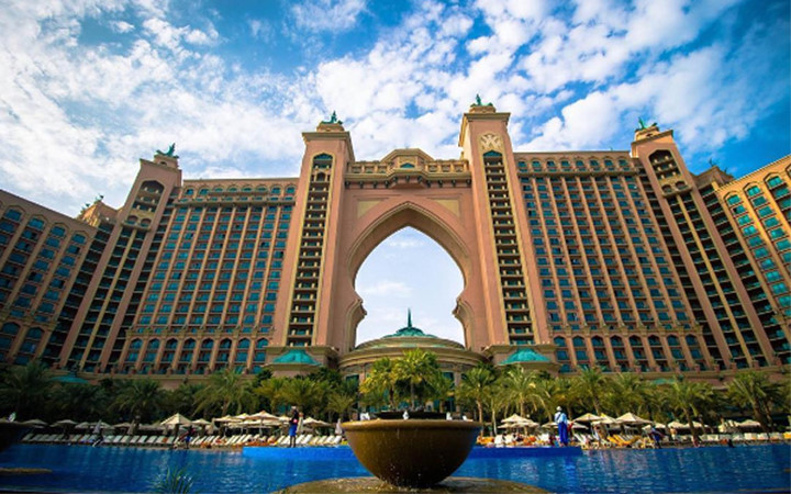 Atlantis The Palm nằm trên dải đất hình trăng khuyết tại đảo cọ Jumeirah, một mặt hướng ra biển Ả Rập, một mặt hướng vào thành phố