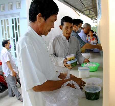 Những suất ăn từ thiện đã phần nào giúp các gia đình bệnh nhân nghèo tiết kiệm được một khoản chi phí.