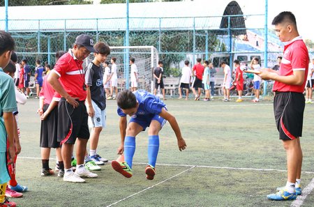 Các thí sinh thi nội dung bật xa tại chỗ.