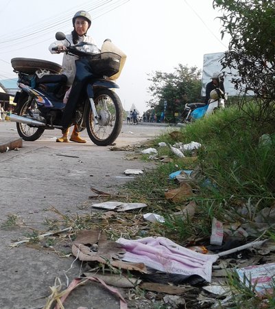 Nhiều doanh nghiệp bức xúc việc mua bán lộn xộn, xả rác gây mất vệ sinh, mất mỹ quan.