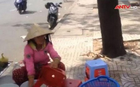 Rửa chén đĩa vỉa hè không đảm bảo vệ sinh.