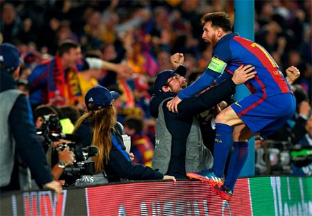 Messi nhào ra đường biên chia vui sau khi Barca vượt qua PSG. Ảnh: Reuters