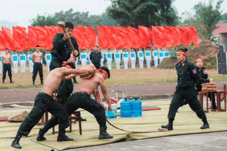 Ngự thiết công - bài tập này nam nữ chiến sỹ CSĐN dùng yết hầu đẩy cây thương sắc nhọn và chịu sức công phá.