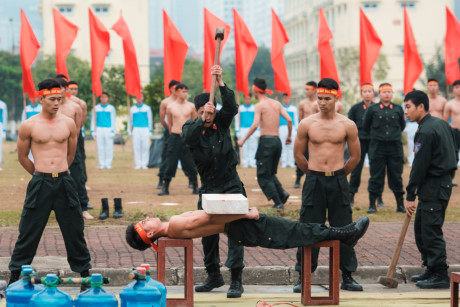 Nằm trên bàn chông công phá đá trên bụng