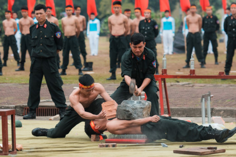 Nằm trên bàn chông công phá đá trên bụng