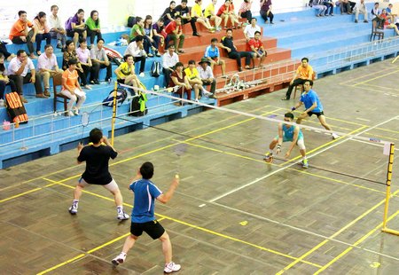 Nhà thi đấu Vĩnh Long là nơi để các VĐV cầu lông trong tỉnh có dịp đọ sức. 