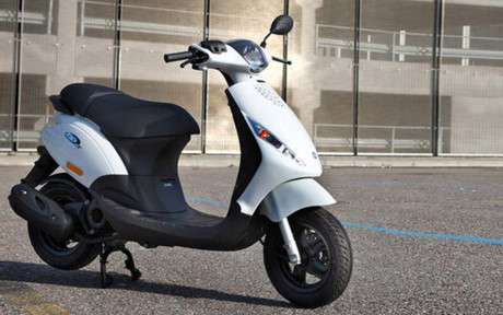 Piaggio Zip (30,90 triệu đồng). Đây là mẫu xe máy giá rẻ và nhỏ nhất của Piaggio Việt Nam. Nhằm hướng vào đối tượng khách hàng nữ giới nên chiếc xe máy giá rẻ Zip có thiết kế gọn gàng, yên xe thấp, cốp xe rộng, trọng lượng nhẹ.