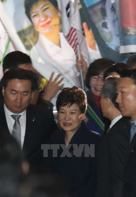 Bà Park Geun-hye (giữa) về tới nhà riêng ở Seoul ngày 12/3. (Nguồn: AFP/TTXVN)