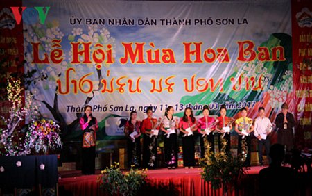 Trao giải Múa xòe cho các đội thi xuất sắc.