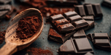 Caffeine, chất béo và ca cao trong chocolate có thể gây kích ứng dạ dày, làm trầm trọng thêm các vấn đề khi bạn đang say xỉn.