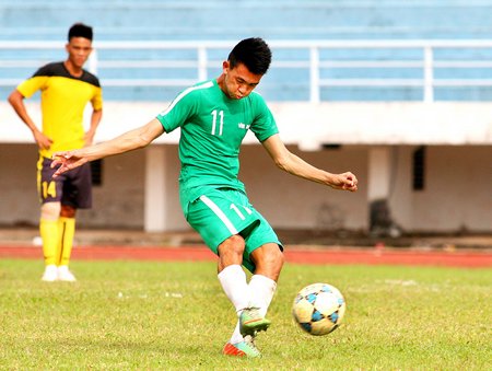  Thanh Dương (Vĩnh Long) trong pha kết thúc về phía khung thành đối phương.