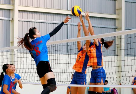 Đội nữ Truyền hình Vĩnh Long (áo xanh) cùng bảng với đội bóng Tây nguyên- Đắk Lắk.