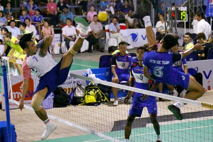 Trong khi ở nội dung này của nam, Sóc Trăng (áo xanh) giành chiến thắng 2-0 trước Vĩnh Long trong trận đấu khá kịch tính.