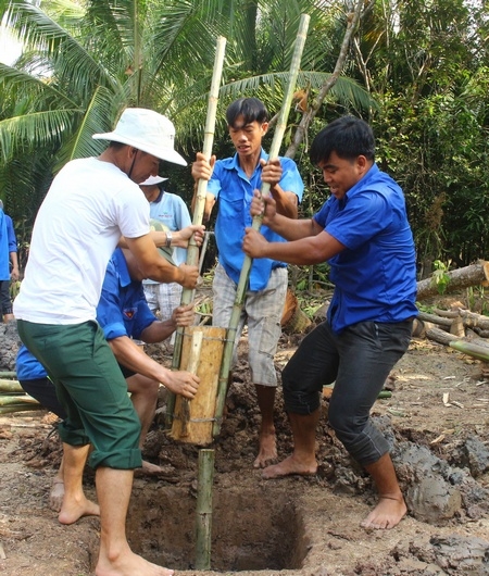 Các bạn trẻ hăng hái tham gia công tác xã hội.