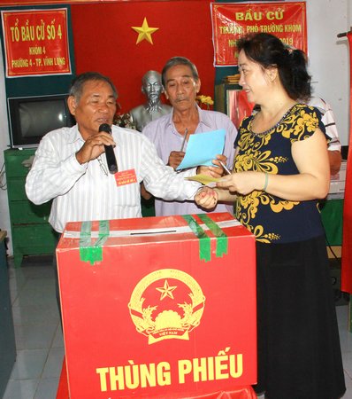 Cử tri đi bầu cử đúng thời gian quy định.