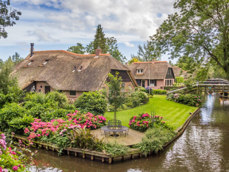 Giethoorn, Hà Lan: Ngôi làng Giethoorn chính là “Venice” lãng mạn của Hà Lan với những mái nhà tranh và những cây cầu gỗ hàng thế kỉ. Tất cả những gì bạn cảm nhận khi tới miền đất này chính là sự yên tĩnh và nên thơ – một không gian tuyệt vời để tránh xa những ồn ào phố thị.