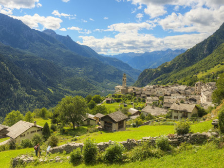 Soglio, Thụy Sĩ: Soglio có nghĩa là “cánh cổng dẫn tới thiên đường” và đây cũng chính là “nàng thơ” của danh họa Giovanni Segantini. Đến Soglio, bạn sẽ được đi trên những con đường đá cuội, chiêm ngưỡng vẻ đẹp núi non và thưởng thức hương thơm của những đóa hồng trong khu vườn lịch sử Palazzo Salis.