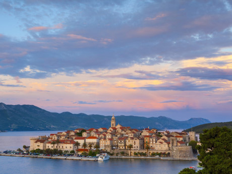 Korčula, Croatia: Có quá nhiều điều tuyệt vời bạn có thể làm ở Korčula từ việc thăm thú những di tích lịch sử đầy ấn tượng tới việc thưởng thức loại rượu vang ngon tuyệt của địa phương và chiêm ngưỡng những bãi biển đẹp chỉ cách trung tâm thị trấn một quãng đi bộ ngắn.