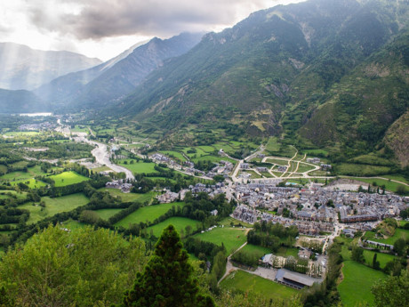 Benasque, Tây Ban Nha: Benasque là một trong những thị trấn nhỏ đẹp nhất Tây Ban Nha bao quanh là những rặng núi hùng vĩ đầy ấn tượng.