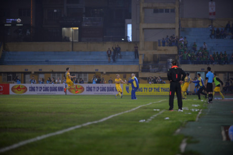 Những phút cuối trận được đẩy lên cao trào khi bàn thắng nâng tỷ số lên 2-1 cho FLC Thanh Hóa sau pha đá phạt của Quốc Phương không được công nhận, do bóng đập vào lưng của cầu thủ đã rơi vào thế việt vị - Bật Hiếu. 