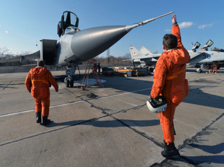 Một chiếc Mig-31 chuẩn bị được đưa vào diễn tập. Ảnh: Sputnik