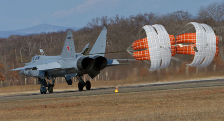 Một chiếc Mig-31 bung dù hạ cánh sau khi hoàn thành nhiệm vụ huấn luyện. Ảnh: Sputnik