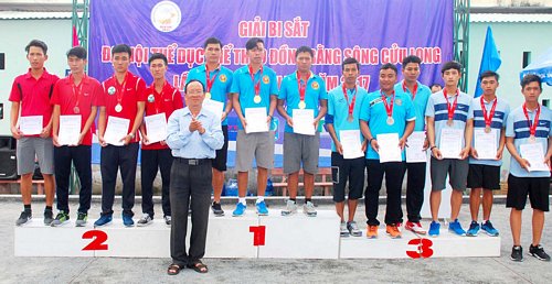 Đội Vĩnh Long nhận HCB (bên trái) nội dung bộ ba nam sau khi thất bại ở trận chung kết trước đội Quân khu 9.