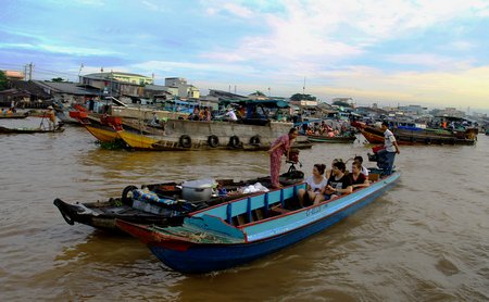 Du khách thích thú chọn món của “quán ăn” trên sông này.