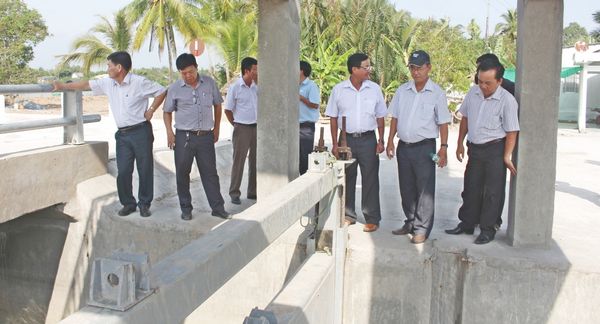 Đoàn khảo sát cống Rạch Ranh ở ấp Tích Phước. 
