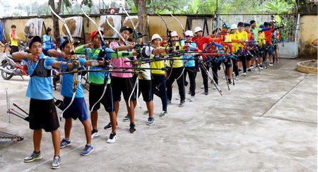 Bắn cung- một trong những môn thể thao mới phát triển, nhưng nhiều VĐV năng khiếu Vĩnh Long đã mang về nhiều huy chương quốc gia và quốc tế.
