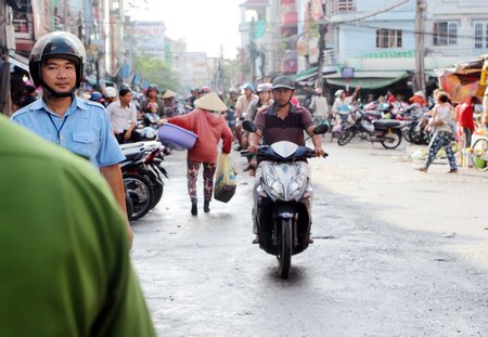 Thấy lực lượng chức năng đi kiểm tra là người bán lại tất tả dọn hàng chạy.