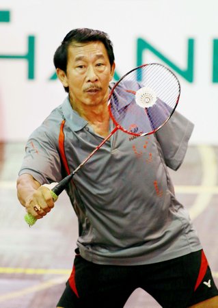 Nguyễn Văn Tài (ảnh) cùng Huỳnh Thị Minh (Vũng Liêm) giành chiến thắng 2-1 trước Nguyễn Sơn Tùng/Trần Thị Hưởng (TP Vĩnh Long) ở trận chung kết đôi nam/nữ trên 51 tuổi.