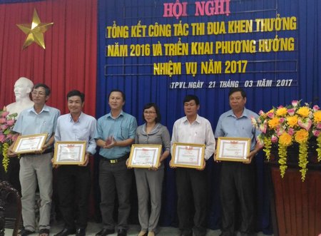  UBND TP Vĩnh Long tặng giấy khen cho các đơn vị thuộc cụm, khối thi đua của thành phố vì có thành tích trong phong trào thi đua năm 2016.