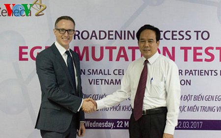 Giám đốc Bệnh viện Ung bướu Đà Nẵng và Đại diện AstraZeneca phối hợp xây dựng quy trình xét nghiệm đột biến gen